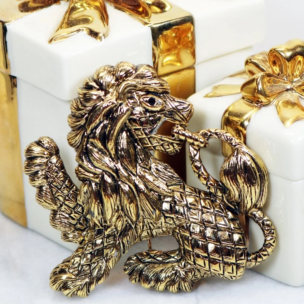 Regal Quilted Lion Brooch from the Classics Collection by Joan Rivers - Picture 4 of 16